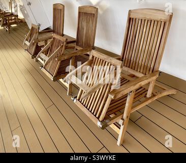 Eine Reihe von Dampfgarern auf dem Promenadendeck eines Kreuzfahrtschiffes. Stockfoto
