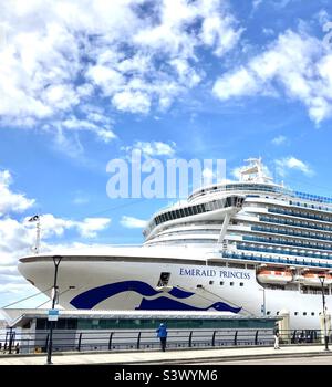 Emerald Princess Kreuzfahrtschiff liegt in Liverpool Stockfoto