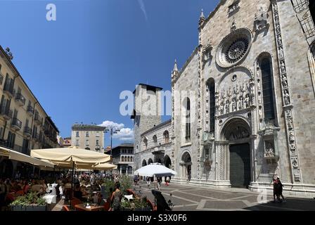 Piazza del Duomo und Cattedrale di Santa Maria Assunta - Duomo di Como in Italien Stockfoto