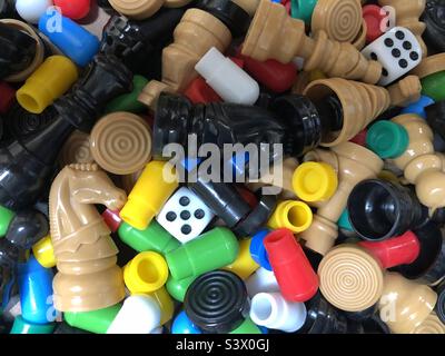 Verschiedene Spielsteine, von Schach, Dame (Entwürfe) und Solitär mit Würfeln. Stockfoto