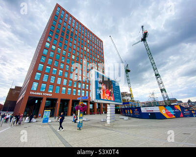 Bauarbeiten neben dem Thames Tower vor dem Bahnhof Reading in Reading, Rekshire, UL Stockfoto