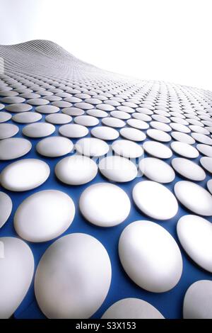 Das Äußere des Selfridges-Ladens im Einkaufszentrum Birmingham Bullring in einem abstrakten Architekturbild aus nächster Nähe mit den silbernen, metallischen Scheiben, die sich in die Ferne strecken Stockfoto