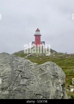 Der Ferryland Head Lighthouse an einem bewölkten Tag. Stockfoto