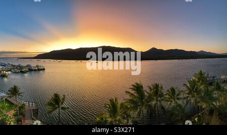 Panorama von Trinity Bay und Grey Peaks National Park bei Sonnenaufgang. Cairns, Queensland, Australien. Stockfoto