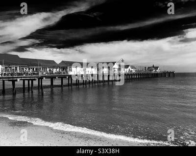 Ein dramatisches Foto des Southwold Pier, Suffolk an einem hellen sonnigen Tag. In Schwarz und Weiß gedreht. Stockfoto