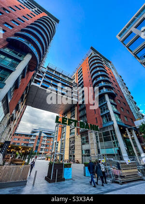 Bars und Apartments am linken seine-Ufer in Spinningfields in Manchester, Großbritannien Stockfoto