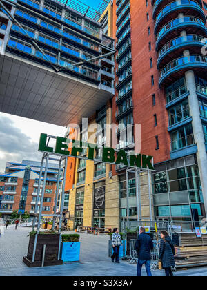 Bars und Apartments am linken seine-Ufer in Spinningfields in Manchester, Großbritannien Stockfoto