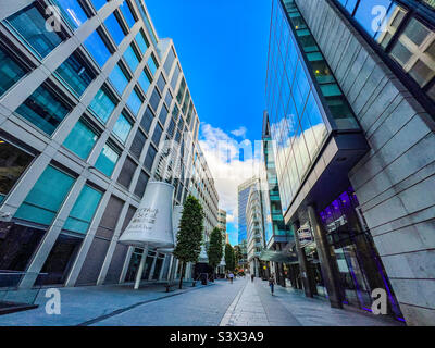 Bars und Apartments am linken seine-Ufer in Spinningfields in Manchester, Großbritannien Stockfoto