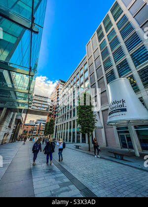 Bars und Apartments am linken seine-Ufer in Spinningfields in Manchester, Großbritannien Stockfoto