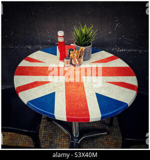 Runder Kaffeetisch, dekoriert mit Union Jack Design Stockfoto