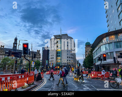 Fußgänger überqueren die Straße in der Wellington Street neben dem City Square im Stadtzentrum von Leeds Stockfoto