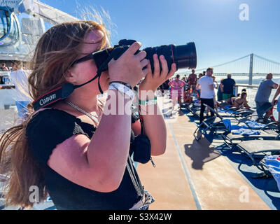 Junge Frau, die auf einer Kreuzfahrt in Lissabon, Portugal, mit Canon-Kamera fotografiert Stockfoto