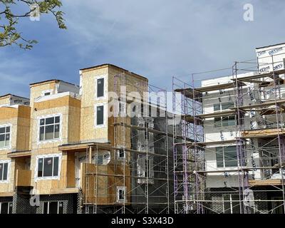 Diese Stadthäuser, Appartements oder was auch immer andere Wohneinheiten sind überall im Ort, zumindest in Utah, in einem immer höheren Tempo. Offenbar, um den Mangel an bezahlbarem Wohnraum zu lindern. Stockfoto