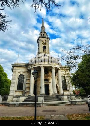 St. Paul’s Parish Church, Deptford. Entworfen von Thomas Archer nach einem Gesetz von 1711 für den Bau neuer Kirchen in London und seinen wachsenden Vororten, ist es eine ‘Queen Anne Church’. Klasse I aufgeführt Stockfoto