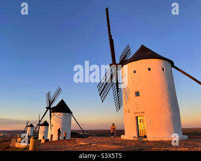 Windmühlen in der Dämmerung. Alcazar de san Juan, Ciudad Real, Castilla La Mancha, Spanien. Stockfoto