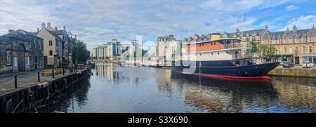 The Shore, Leith, in Edinburgh, Schottland Panorama. Das Ocean Mist-Boot, heute ein Boutique-Hotel, eine Bar und ein Restaurant, ist dauerhaft im Wasser von Leith verankert. Stockfoto