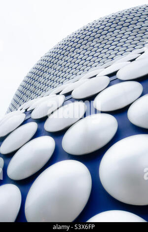 Nahaufnahme der silbernen Metallscheiben an der Fassade des Selfridges-Gebäudes in Birmingham in einem abstrakten Architekturbild Stockfoto