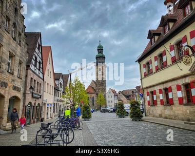 Mittelalterliche lutherische Kirche „Johanniskirche“ auf dem Alten Marktplatz mit traditionellen fränkischen Häusern in Lauf an der Pegnitz, Deutschland. Stockfoto