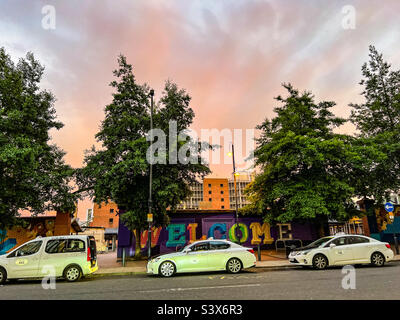 Eine Reihe weißer Taxis, die am Taxistand im Stadtzentrum von Leeds abgestellt wurden Stockfoto