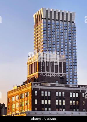 New York City bietet Bürogebäude und Hotels in kontrastierenden Architekturstilen, 2022, USA Stockfoto