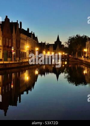 Abendliche Reflexionen im Kanal von Brügge, Belgien. Stockfoto