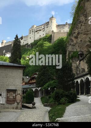 Blick vom Gelände der Erzabtei St. Peter auf die Festung Hohensalzburg, Salzburg, Österreich. Stockfoto