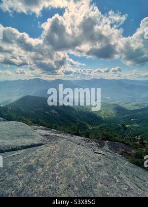 Blick von der Spitze des Giant Mountain mit Blick auf Mt Marcy und die hohen Gipfel der Adirondack Berge. Stockfoto