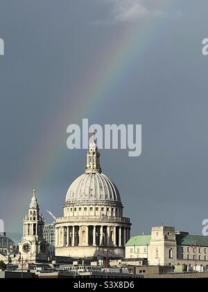 Regenbogen über der St. Paul’s Cathedral Stockfoto