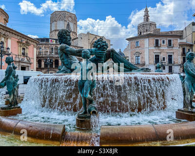 Turia-Brunnen auf der Plaza de La Virgen im Zentrum der Altstadt von Valencia in Spanien Stockfoto