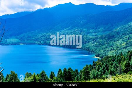 Schöne Aussicht auf den Rara See bei Mugu, Nepal Stockfoto