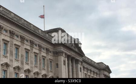 Am Halbmast steht die Flagge des Buckingham Palace unter der Flagge von Union Jack, um den Tod von Queen Elizabeth am 2022. September zu signalisieren Stockfoto