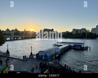 Sonnenuntergang am Festival Pier am Südufer der Themse, London, Schlange stehen, um den Sarg der verstorbenen Königin Elizabeth II zu sehen Stockfoto