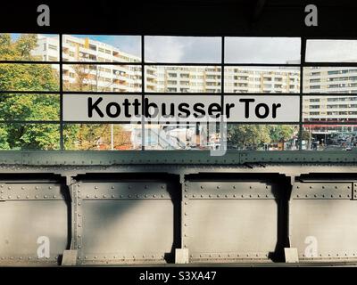 U-Bahn-Schild zur U-Bahn-Station Kottbusser Tor, Berlin Stockfoto