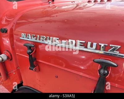 Magirus Deutz Logo und Abzeichen auf rotem Vintage Feuerwehrauto Stockfoto