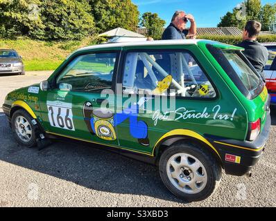 Rover Metro Rally Car mit Lyles goldener Sirup-Lackierung Stockfoto