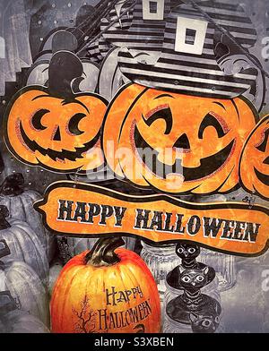 In dieser Jahreszeit bereiten sich Einzelhandelsgeschäfte auf Halloween vor, indem sie verwandte Produkte wie Süßigkeiten, Kostüme und Dekorationen für den Kunden verkaufen, aber auch das Geschäft selbst dekorieren. Stockfoto