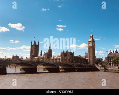 Die Houses of Parliament und Big Ben an der Themse in London Stockfoto