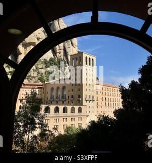 Das Kloster in Montserrat bei Barcelona in Katalonien in Spanien, fotografiert vom Tunnel der Standseilbahn über das Tal Stockfoto