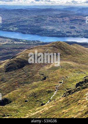 Wanderer auf dem Weg hinauf zum Tarmachan Ridge, mit Blick auf Loch Tay, Killin, Schottland Stockfoto