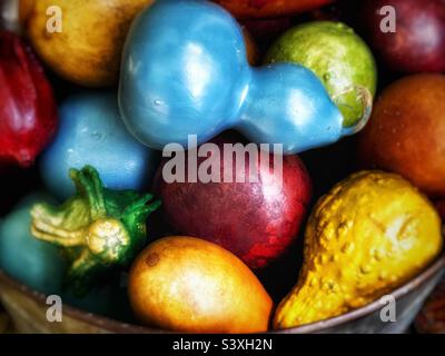 Bunt bemalte Kürbisse in einer Metallwanne Stockfoto