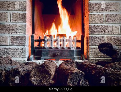 Ein irischer Rasenbrand an einem kalten Herbsttag. Stockfoto