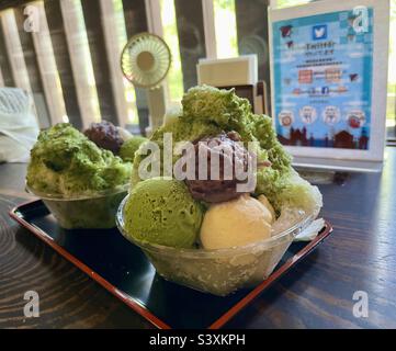 Rasierte Matcha-Eiswürfel mit roten Bohnen und Eiscreme, Japan Stockfoto