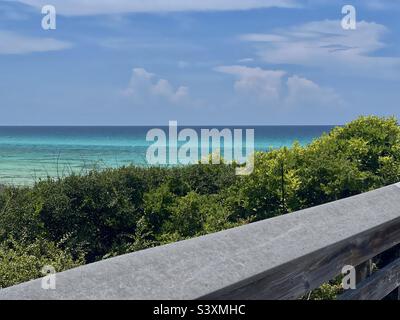 Wunderschönes türkisfarbenes Wasser, 30 Ein Flordia Strand Stockfoto