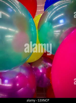 Eine Tonne mit großen bunten Hüpfbällen für Kinder in einem lokalen Walmart in Utah, USA, in der Spielzeugabteilung des Ladens. Stockfoto