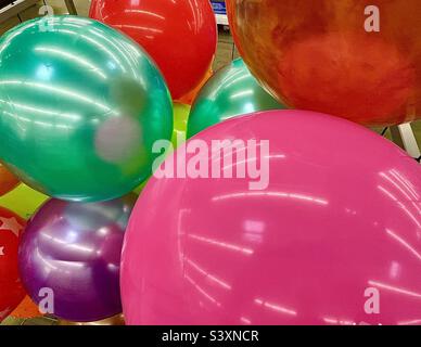 Eine Tonne mit großen bunten Hüpfbällen für Kinder in einem lokalen Walmart in Utah, USA, in der Spielzeugabteilung des Ladens. Stockfoto