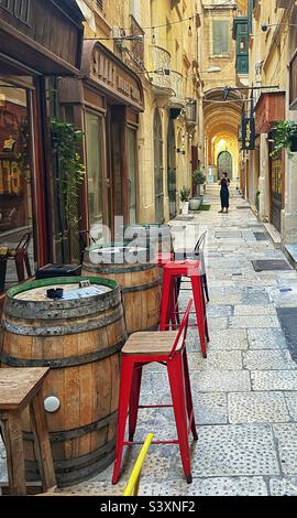 Verstecktes Juwel. Eine schöne Seitenstraße in Valletta, Malta, mit Geschäften und Bistros. Stockfoto