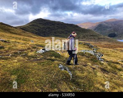 Weibliche Walker auf dem Weg und den Hängen von Munro Stuc an Kette, im Nebel und niedrige Wolke, Glen Lyon, Schottland Stockfoto