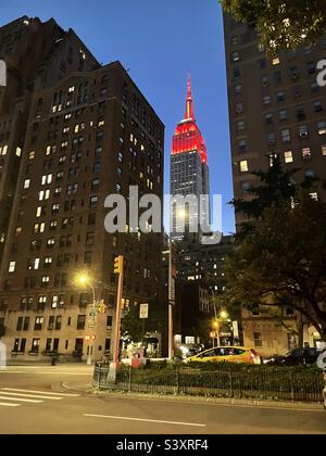 Blick auf das Empire State Building von einer Kreuzung an der Park Avenue in New York City Stockfoto