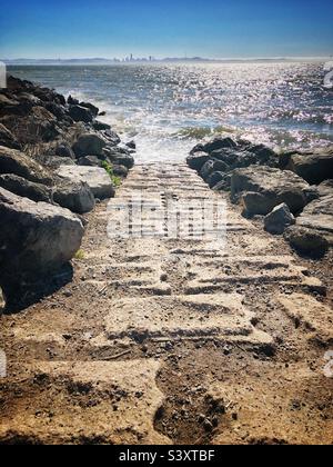 Ein Blick auf San Francisco in der Entfernung von einer kleinen Bootsrampe am Point Isabel in Richmond, Kalifornien. Stockfoto