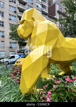 Mojo the Gorilla Origami Art auf der Park Avenue in New York City, USA Stockfoto